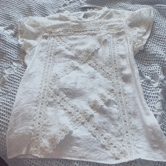 Ladies White short sleeve top. - Picture 1 of 5